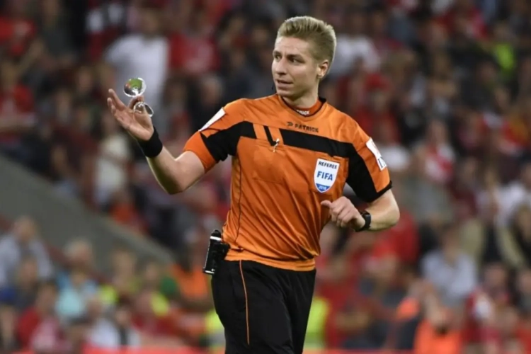 "Een regelrechte schande!" 'Fan' op Sclessin gooit met kapot glas tijdens vurige Clásico (en mag blij zijn dat niemand gewond geraakt)