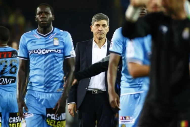 Zwaar aangeslagen Felice Mazzu zet zijn afgeslachte spelers uit de wind: "Ik wil de volledige verantwoordelijkheid op mij nemen"