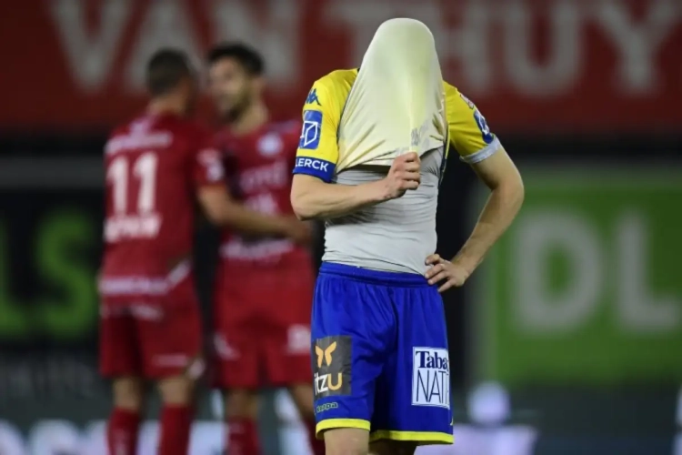 Ridicule 8-0 van Waasland-Beveren is voer voor fans van betere complottheorieën, maar analist komt met meer plausibele uitleg op de proppen