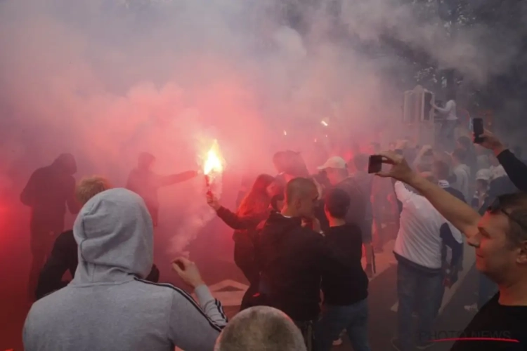 🎥 José Mourinho zal gevloekt hebben: Anderlecht-fans doen er echt alles aan om het Fenerbahçe-spelers zo onaangenaam mogelijk te maken