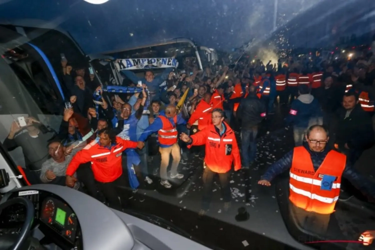 ? In beeld: spelers en duizenden supporters vieren het 15de kampioenschap van Club Brugge