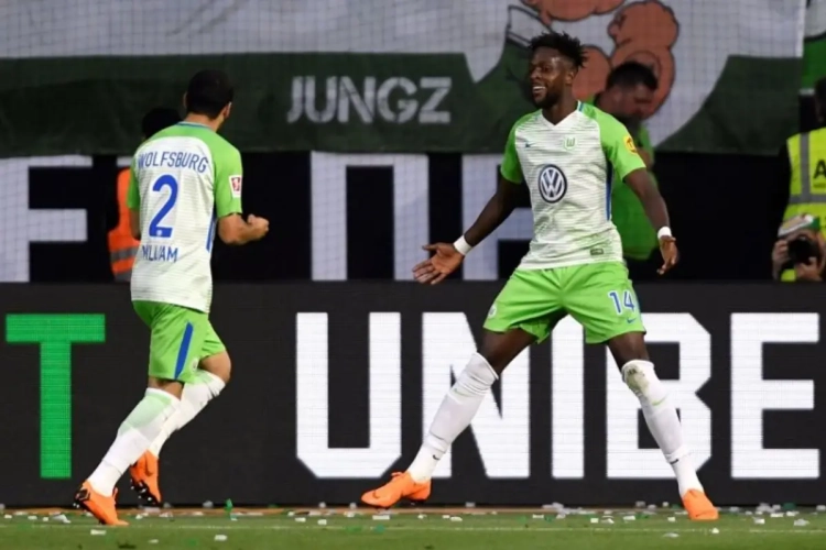 Uren na WK-opdoffer is er goed nieuws voor Divock Origi: hij blijft samen met Casteels en Dimata in Bundesliga