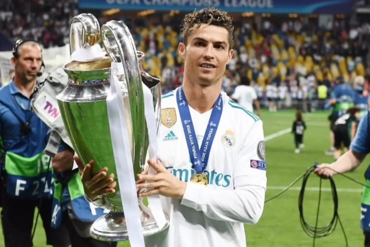'Cristiano Ronaldo dan toch weg bij Real? Er lijkt maar één club die hem kan betalen en die wil uitpakken met duizelingwekkend contract'