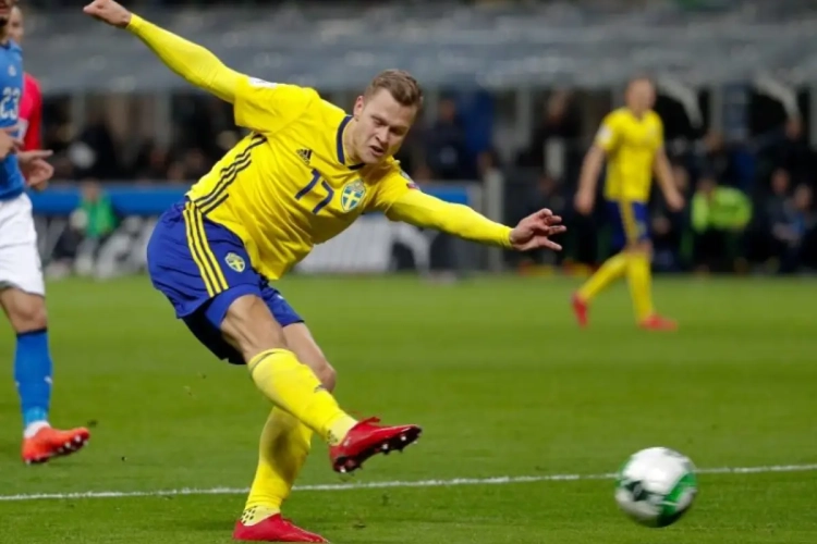 ? "What the fuck! Waarom doe je dat?" Spits van WK-ganger Zweden van het veld geschopt op training