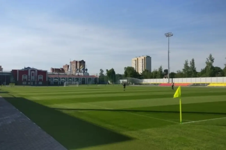 Eerste Amateur: Thes Sport kopje onder tegen rode lantaarn Geel, Ogunjimi en Straetman meteen belangrijk