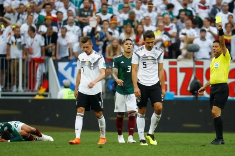 In de steek gelaten verdediger van Duitsland trilt van woede in interview na de match: "We werden aan ons lot overgelaten"