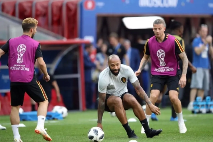 De sfeer is goed! Toby Alderweireld jent de grote Thierry Henry op Twitter 