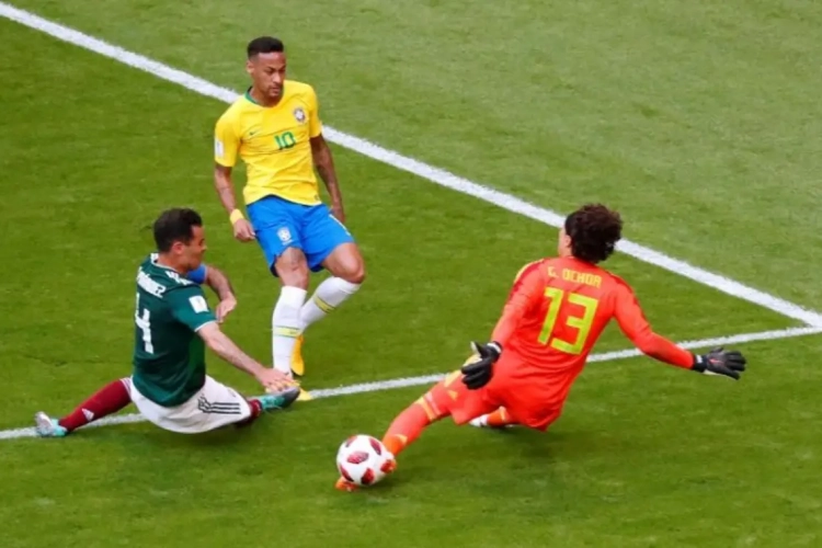 Opmerkelijk: Mexicaanse bondscoach laat Standard-doelman Ochoa en nóg sterkhouders uit zijn selectie