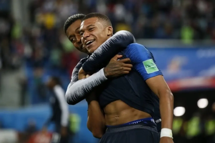 In België kan hij zich de komende weken maar beter niet vertonen, maar Franse toptiener Mbappé stelt prachtdaad die zijn gouden hart bewijst