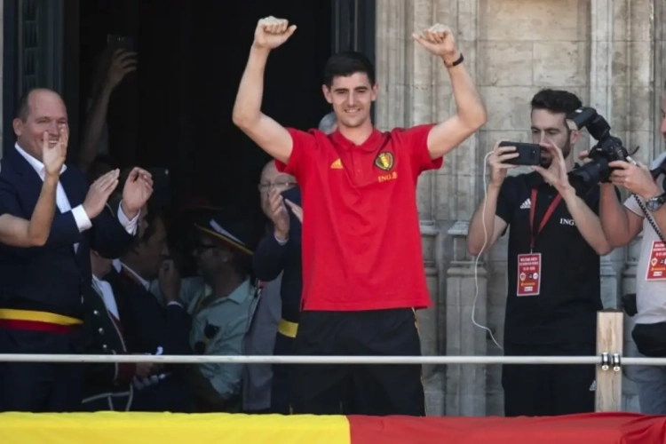 Collegialiteit ten top! Thibaut Courtois reageert meteen op prachtige individuele onderscheiding én krijg prompt oprechte felicitaties van Mignolet