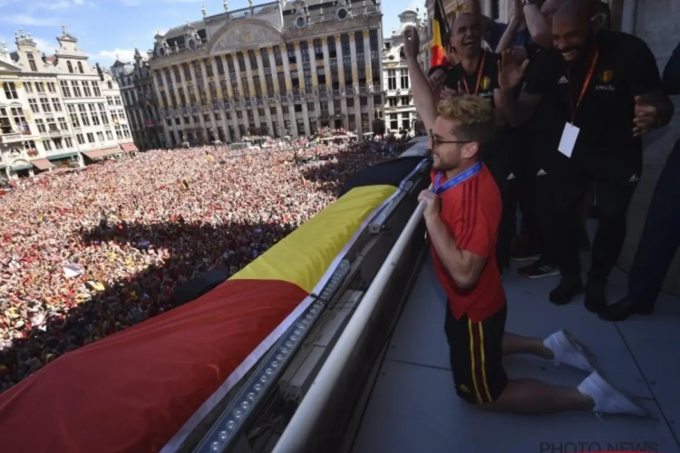 Dries Mertens gaat op de knietjes voor de fans op de Grote Markt: "Dit is de bevestiging"