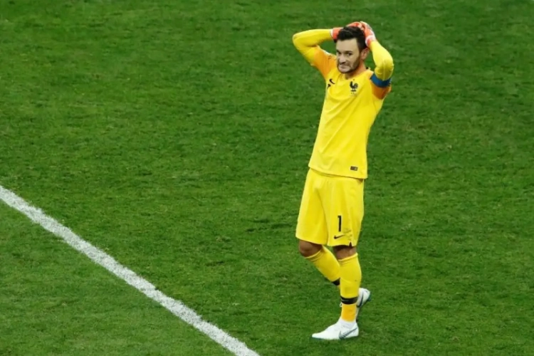 ? Als Thibaut Courtois nu niet tot beste WK-doelman wordt verkozen... Franse keeper Lloris zorgt voor dé blunder van het WK!