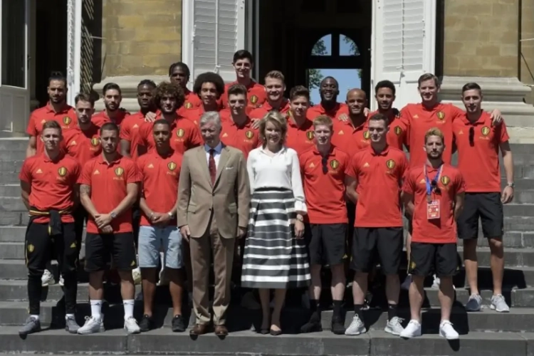 Rode Duivels respectloos door in short voor koning te verschijnen? Paleis en voetbalbond reageren op verontwaardiging daaromtrent