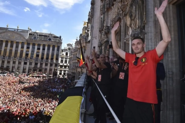 Geen plaats meer voor Vermaelen bij Barça, en dus duikt de naam van de Rode Duivel op bij twee opvallende clubs