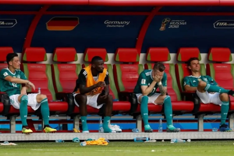 Duitse topinternational die werd verguisd, uitgefloten en bedreigd, komt met statement over controversiële daad