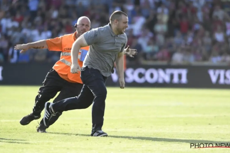 Enthousiaste veldbestormer zal er minder om kunnen lachen als hij zijn straf ziet