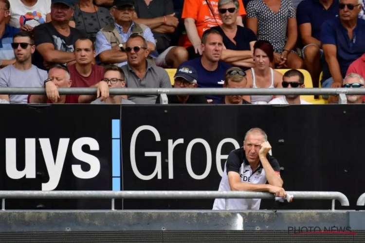 Bizar beeld in KVO-Genk: daarom volgde assistent-coach Franky Van der Elst de wedstrijd aan de overkant van het veld