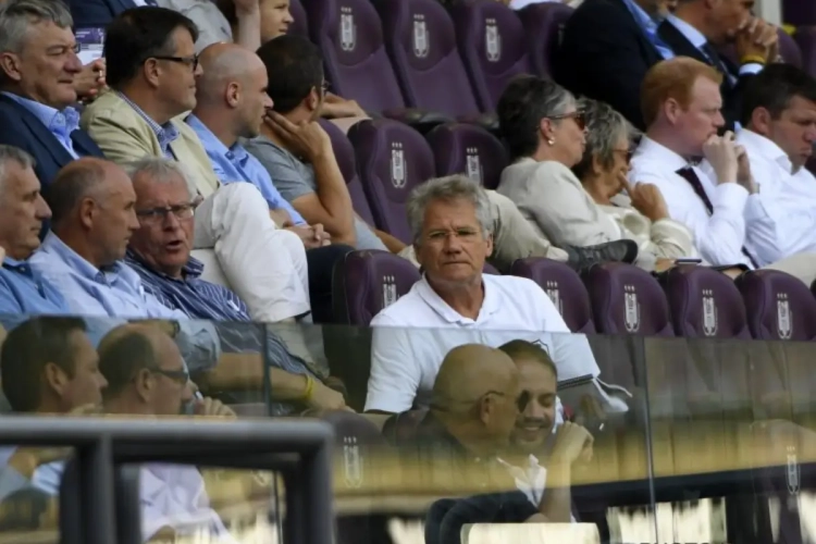 Zware straf dreigt voor Antwerp-coach Laszlo Bölöni die al voor de derde keer naar de tribunes vloog