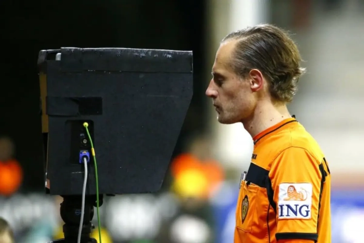 Refs slagen voor hun fysieke testen