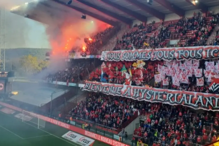 ? Standard-fans pakken tegen Antwerp uit met literaire tifo: "Welkom in Hysterialand"