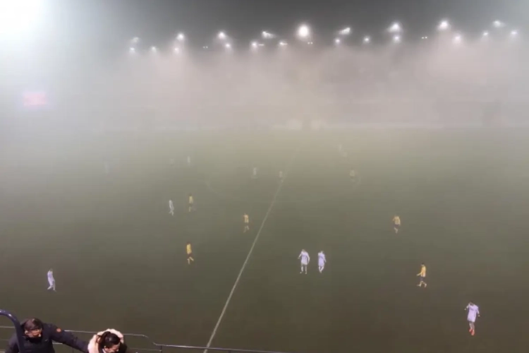 ? ? Supporters zien geen hand voor ogen tijdens OHL-Union: "Het schijnt dat de tweede helft al begonnen is"