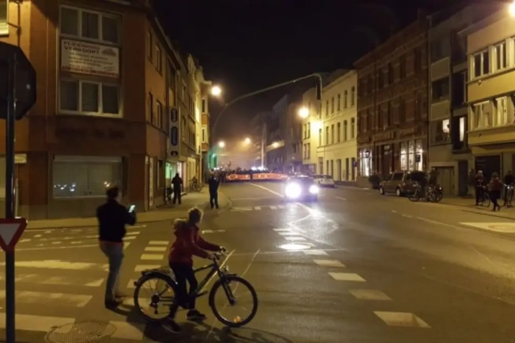? "Op weg naar de Heizel!": KV Kortrijk-fans met derbykoorts over 40° trekken in colonne naar Guldensporenstadion