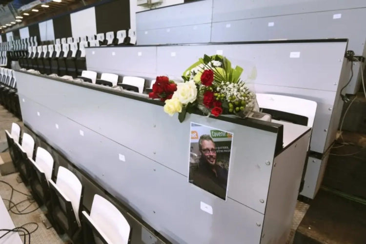 ? Overleden journalist (42) krijgt mooi eerbetoon op Charleroi: vrouw en vier dochters in de perstribune