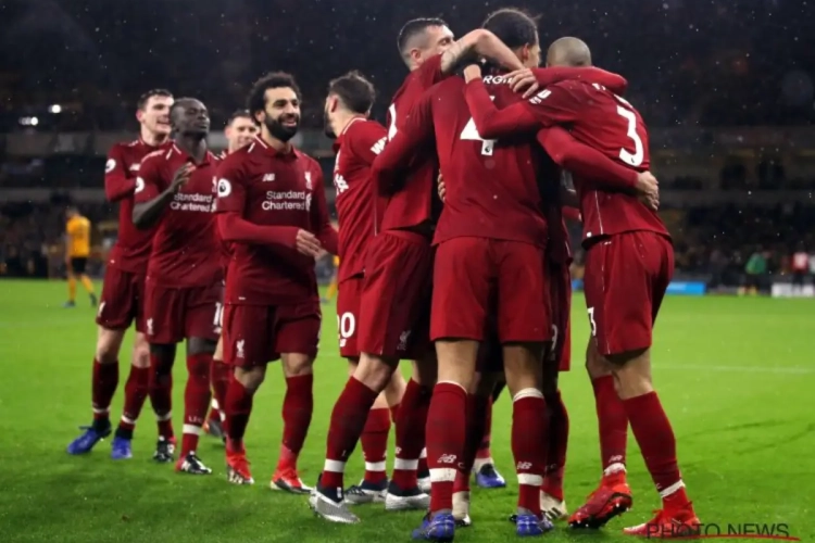 Liverpool kent geen problemen met Huddersfield en blijft Manchester City onder druk zetten