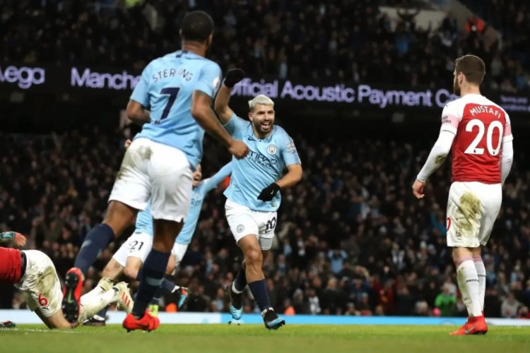 Hattrickheld Agüero hijst Man City eigenhandig naar de tweede plaats
