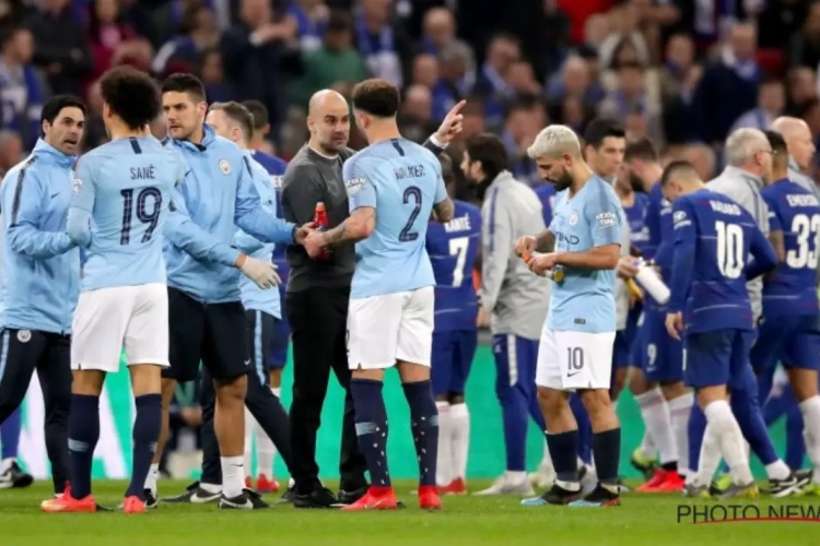 ? Absolute waanzin in de Engelse bekerfinale: Chelsea-doelman wil niet vervangen worden en verliest dan de strafschoppenreeks