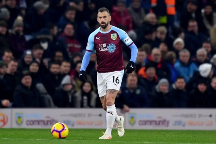 Antwerp onderhandelt met Steven Defour: Makelaar reageert in The Burnley Express