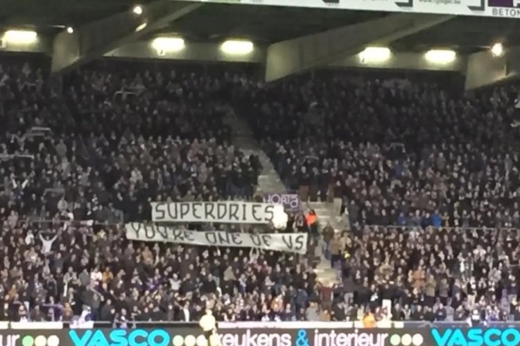 ? Fans van Beerschot Wilrijk delen serieuze steek uit aan KVM via 'keuken-spandoek', maar ook een mooi eerbetoon van álle supporters