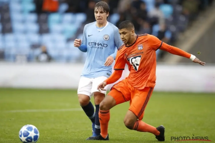 ? Goal van de week? Lyon-talent verschalkt doelman vanaf de middenlijn in Youth League