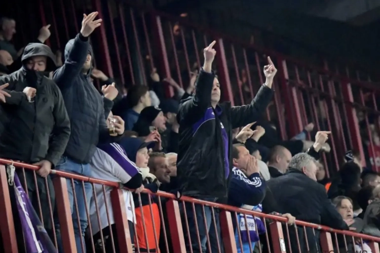 🎥 Spelers Anderlecht met gebogen hoofd en zonder reactie weg uit Luik, ook vrees voor confrontatie in Neerpede
