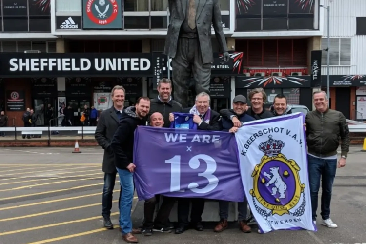 📷 Eerste stap richting mooie verbroedering? Beerschot-fans geven alles tijdens promotiematch Sheffield United