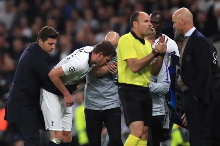 🎥 Vertonghen strompelt volledig groggy naar de kant tijdens Tottenham - Ajax