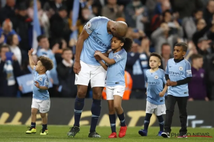 🎥 "I'm out" (mic drop): Kompany wordt gehuldigd en houdt het niet droog wanneer de City-fans zijn lied zingen