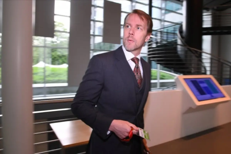 Beschuldigde makelaar schreeuwt zijn onschuld uit: "Ik kan enkel bedenken dat hij onder druk werd gezet"