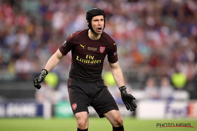 Petr Cech blinkt al meteen uit in zijn eerste ijshockeywedstrijd