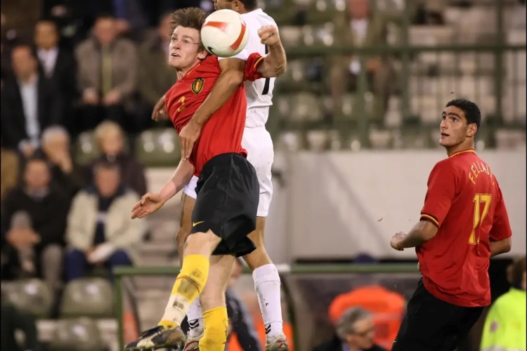 Voormalig Rode Duivel wordt boos als het over Eden Hazard gaat: "Hij verdient veel geld, dus moet hij maar op zijn kop laten kakken"