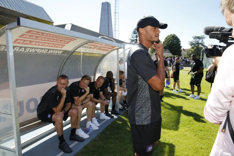 🎥 Supporters Anderlecht lopen storm voor Vincent Kompany