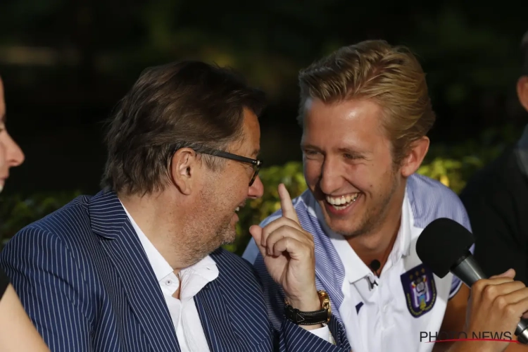 🎥 Schitterend: Vlap neemt niet alleen afscheid bij Heerenveen, hij leidt ook nog de spionkop