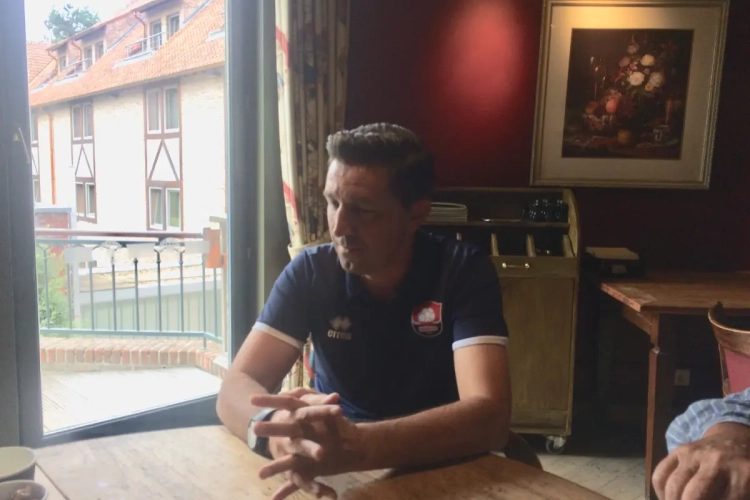 Leven en werken in Saoedi-Arabië, niet evident voor Besnik Hasi: "Europese spelers denken dat ze hier tegen kamelen komen spelen" en "Mijn dochters zouden hier een boerka moeten dragen"