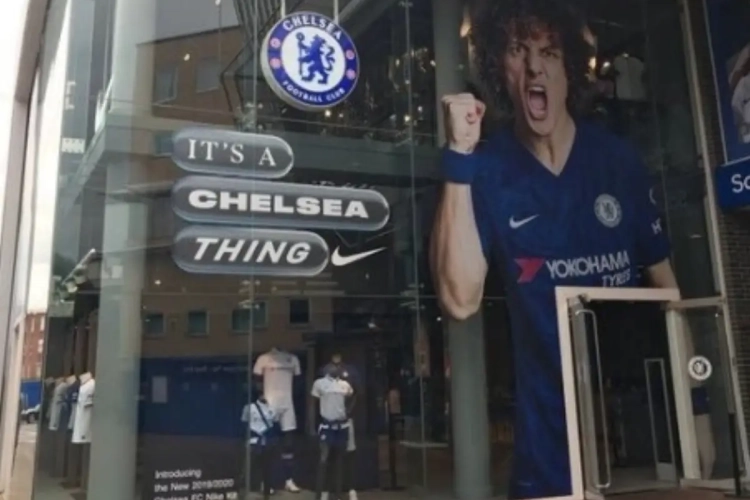 📷 Pijnlijk: Chelsea verving Hazard aan fanshop door Luiz... die naar Arsenal trok