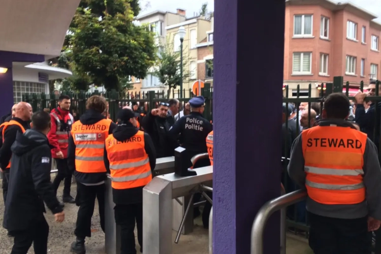 Supporters Anderlecht zijn het na dramatische 0-0 tegen Waasland-Beveren beu en vragen uitleg van het bestuur