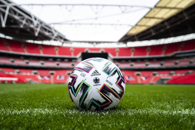 Hier is de Uniforia! Met deze bal moeten de Rode Duivels op zoek naar de Europese titel