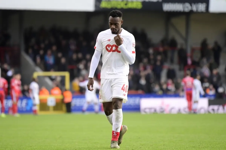 Mpoku zou eigenlijk op de bank beginnen, reageerde bijzonder geïrriteerd tijdens de rust... en pakt donkerrood na 48 minuten