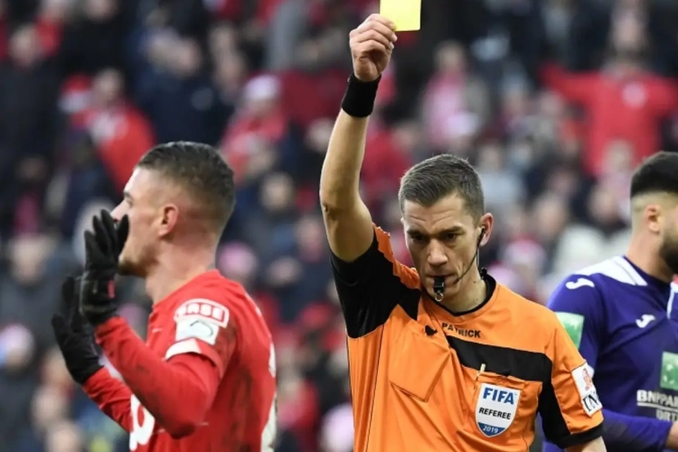 🎥 Was dit geen penalty voor Standard? "Nee, dat is niet de reden dat hij valt"