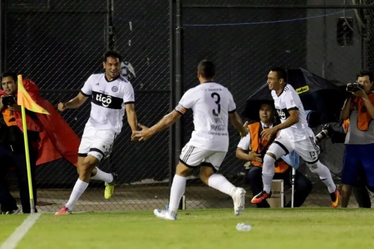 Roque Santa Cruz krijgt niet genoeg van het voetbal