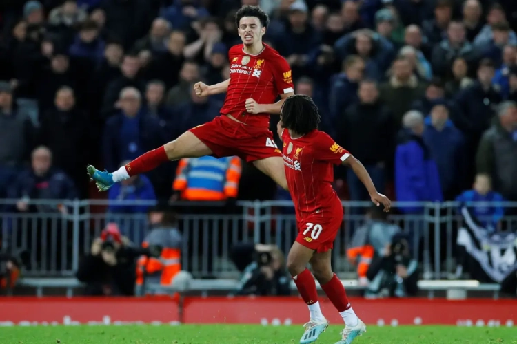 🎥 Liverpool-speler krijgt trofee 'Goal of the Season' voor dit pareltje!